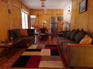 Posezení v ubytování Domos y Cabañas Algarrobo