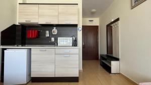 A kitchen or kitchenette at SUMMER BREEZE 406 Studio Sunny Beach Még 37 kép