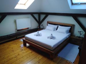 sypialnia z dużym łóżkiem z białą pościelą w obiekcie Devedzic w mieście Vrnjačka Banja