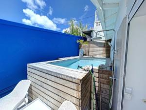 a small swimming pool in the backyard of a house at DEEP BLUE Vue mer Piscine privative 2 chambres in Le Gosier