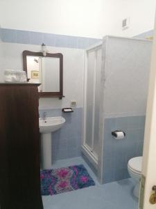La salle de bains est pourvue d'un lavabo, de toilettes et d'un miroir. dans l'établissement Le stanze di Anna, à Capaci