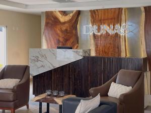 un soggiorno con due sedie, un divano e un tavolo di Hotel Dunas Near Consulate a Ciudad Juárez