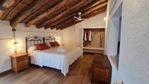 a bedroom with a bed and a wooden floor at Casa rural zumbajarros in La Guardia de Jaén