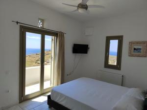 Postel nebo postele na pokoji v ubytování Aegean Panorama in Tinos