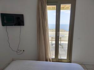 Postel nebo postele na pokoji v ubytování Aegean Panorama in Tinos