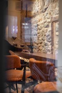 una mesa con dos copas de vino en una habitación en Regno Di Morea, en Nauplia
