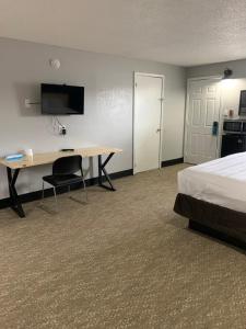 a hotel room with a desk and a bed at ROYALINN in Elizabethtown