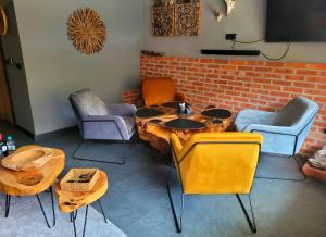 um quarto com uma mesa e cadeiras e uma parede de tijolos em Apartament SPOKOLOKO Wiślańska Leśny A1 em Szczyrk