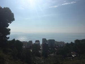 widok na miasto z oceanem w tle w obiekcie Jozi Kaiser Apartment 1 w Durrës