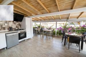 a kitchen and dining room with a table and chairs at Çeşme Flowers Hotel in Ildır