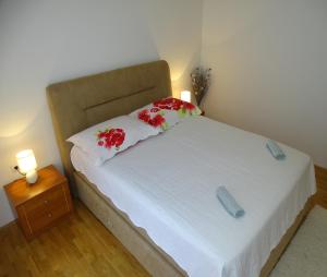 Een bed of bedden in een kamer bij Holiday house Rončević 50 m from sea A1