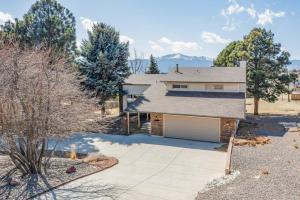 uma casa com uma entrada e uma garagem em NEW 5BR House with Peak Views in Colorado Springs em Colorado Springs