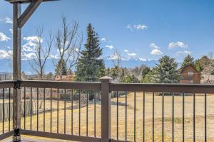 uma cerca com vista para um campo em NEW 5BR House with Peak Views in Colorado Springs em Colorado Springs