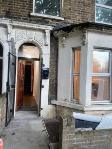 Gallery image of 147 knapp road house in London
