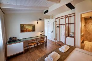 a room with a desk and a bed in it at Regno Di Morea in Nafplio