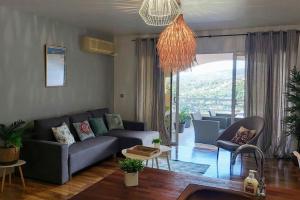 - un salon avec un canapé et une table dans l'établissement Grand appartement Vue Mer Papeete - F2 Horizons, à Papeete