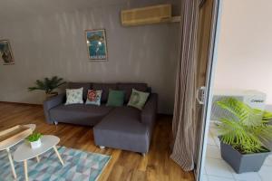 - un salon avec un canapé et une table dans l'établissement Grand appartement Vue Mer Papeete - F2 Horizons, à Papeete
