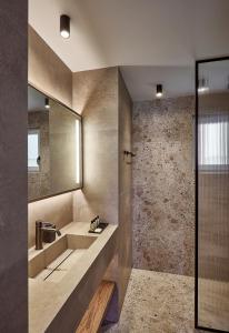 uma casa de banho com um lavatório e um espelho em Regno Di Morea em Nafplio