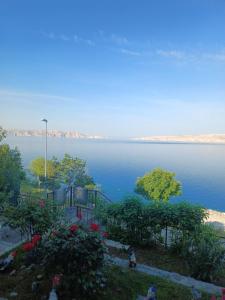 una vista di un grande specchio d'acqua di Apartments NONO a Senj