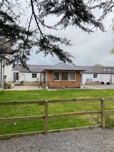 una recinzione di legno di fronte a una casa di Cosy Cottage in beautiful Royal Deeside ad Aboyne