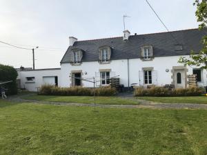 a white house with a yard in front of it at TANTE LICHE in Penmarch
