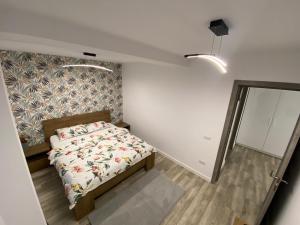 um pequeno quarto com uma cama e um espelho em Lora Studio em Suceava