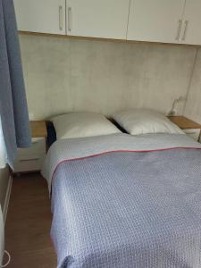 um quarto com uma cama com um edredão azul em Gemütliches Landhauswohnen rent-by-seibold em Erzhausen