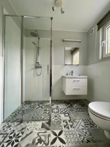 La salle de bains est pourvue d'une douche, de toilettes et d'un lavabo. dans l'établissement Ustronie Leśne 2, à Wisełka