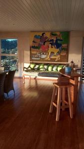 una stanza con un tavolo e un dipinto sul muro di VILLA BOUNTY AMAZING OCEAN VIEW a Punaauia