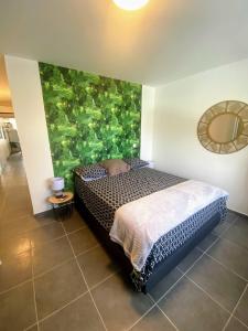 a bedroom with a large fish painting on the wall at Recent Bel Appartement une chambre Papeete in Papeete