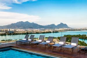 un grupo de sillas sentadas en una terraza junto a una piscina en Lagune Barra Hotel, en Río de Janeiro