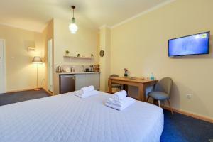 Postel nebo postele na pokoji v ubytování Monastiraki #309 by SuperHost Hub