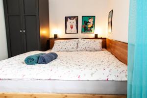Letto o letti in una camera di Škorničkův statek - Tátova chalupa s wellness za příplatek