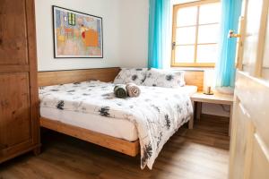 una piccola camera da letto con un letto e una finestra di Škorničkův statek - Tátova chalupa s wellness za příplatek a Hamr