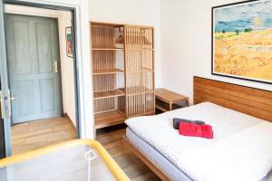 ein kleines Zimmer mit einem Bett und einem Bücherregal in der Unterkunft Škorničkův statek - Tátova chalupa s wellness in Hamr