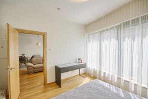Een bed of bedden in een kamer bij Saulėti apartamentai