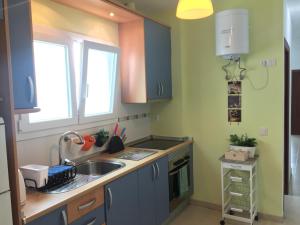 A kitchen or kitchenette at Apartamento Playa Las Canteras