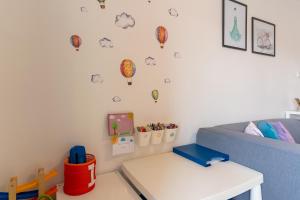 a childs room with a couch and a table at Apartmani Utmar Cres in Cres