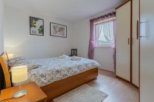 Posteľ alebo postele v izbe v ubytovaní Apartmani Utmar Cres