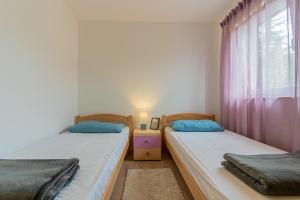 Posteľ alebo postele v izbe v ubytovaní Apartmani Utmar Cres