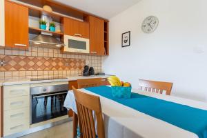Kuchyňa alebo kuchynka v ubytovaní Apartmani Utmar Cres + 30 fotografií