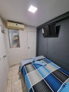 Tempat tidur dalam kamar di ACOGEDOR APT/STUDIO EN LA CIUDAD DE SANTA TECLA