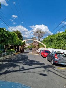 uma rua com carros estacionados na berma da estrada em ACOGEDOR APT/STUDIO EN LA CIUDAD DE SANTA TECLA em Nueva San Salvador