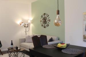 ein Wohnzimmer mit einem Sofa und einem Tisch in der Unterkunft Appartement Delfi in Flensburg