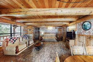 Gallery image of The Log Home in Yosemite West in Yosemite West