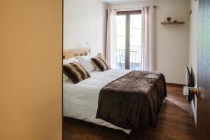 a bedroom with a bed and a window at Apartamento Luxury en Bordes d'Envalira, Andorra in Soldeu