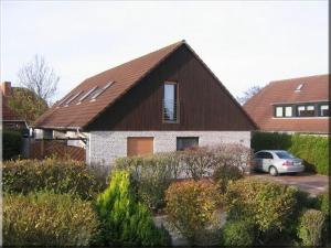 een huis met een auto ervoor geparkeerd bij Haus Harle 50203 Ferienhaus Harle 1 in Harlesiel