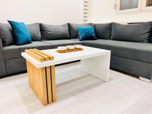 un soggiorno con divano e tavolino bianco di Vivio 2 Luxury Apartment a Belgrado