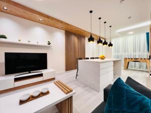 un soggiorno con grande TV e divano di Vivio 2 Luxury Apartment a Belgrado
