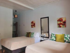 Letto o letti in una camera di Lizard King Hotel & Suites
